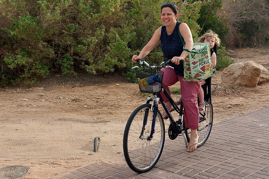 אישה רוכבת על אופניים בקיבוץ קטורה